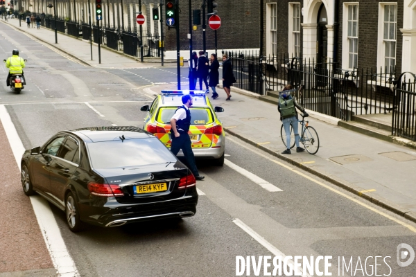 Londres.Une voiture de  police arrete une cycliste pour non port du casque