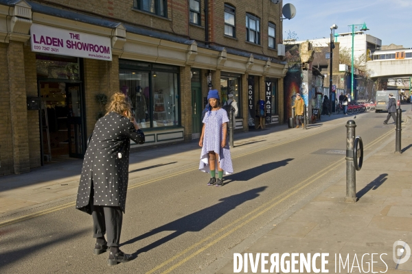 Londres.Seance photo a Brick lane; quartier bangladais en voie de rapide gentrification