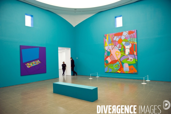 Londres.A la Serpentine gallery, deux gardiens a l exposition de l artiste Michael Craig-Martin : Transcience