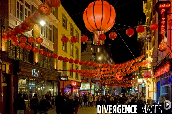 Londres.Une rue de Soho decoree de lanternes lumineuses pour le nouvel an chinois