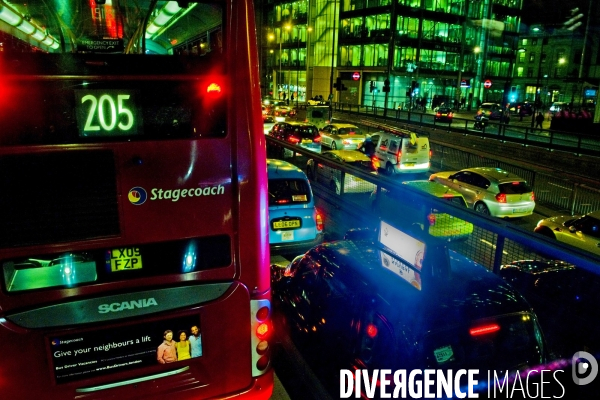 Londres.Proposition  a l arriere d un bus pour candidater a l emploi de chauffeur  de bus.