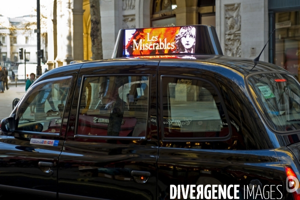 Londres.Sur le toit d un taxi, publiicite lumineuse pour la piece de theatre Les Miserables