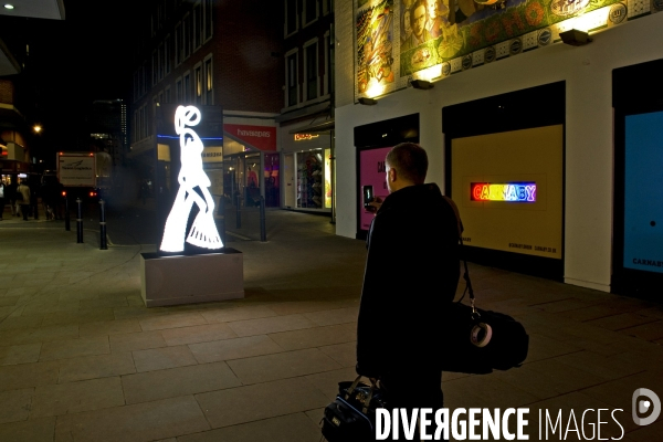 Londres.Sculpture lumineuse pres de Carnaby street