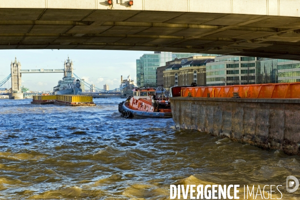 Londres.Conteneurs et barge sur la Tamise