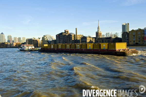 Londres.Transport de conteneurs a bord d une barge sur la Tamise.