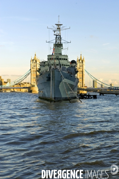 Londres.Sur la Tamise, le croiseur HMS Belfast et Tower bridge