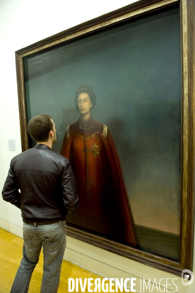 Londres.A la National portrait Gallery,un jeune homme devant le portrait de la reine Elizabeth 2 par pietro Annigoni