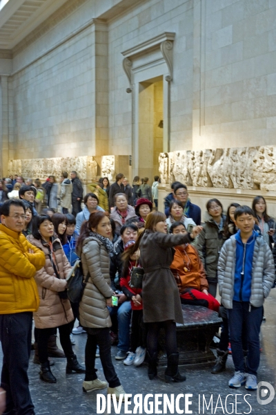 Londres.Visiteurs chinois au British museum, dans la salle des marbres du Parthenon