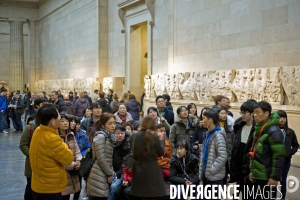 Londres.Visiteurs chinois au British museum, dans la salle des marbres du Parthenon