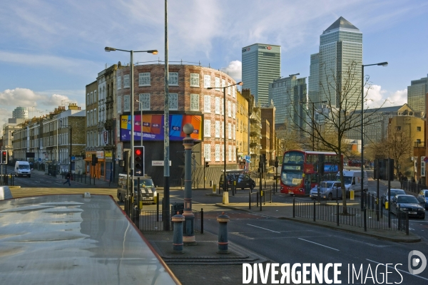 Londres.Contraste: Poplar, le quartier le plus pauvre de Londres et les tours des grandes banques internationales sur Canaray Wharf