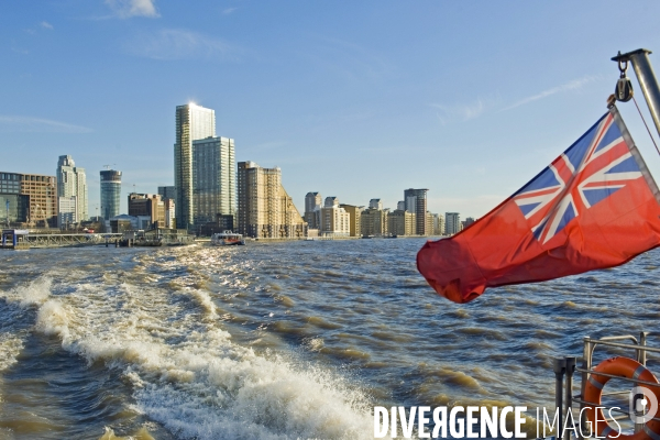 Londres.A bord d un bateau taxi, sur la Tamise, quittant Canary Wharf dans les Docklands