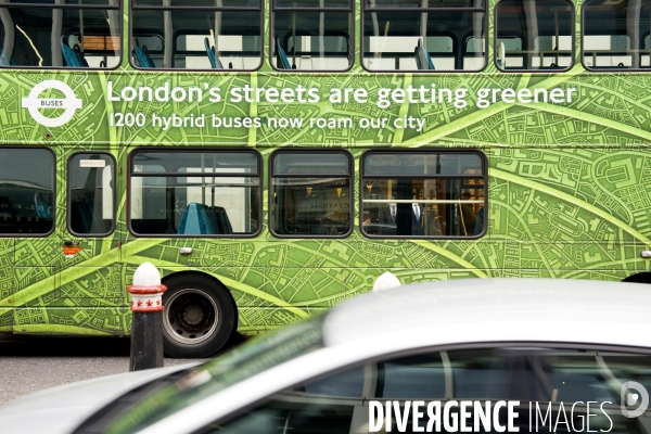 Londres.Un des 200 autobus hybrides qui sillonnent la ville