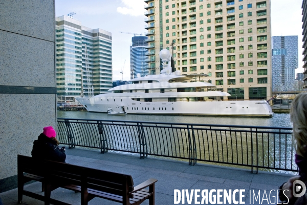 Londres.Un yacht a quai dans les docklands a Canary Wharf