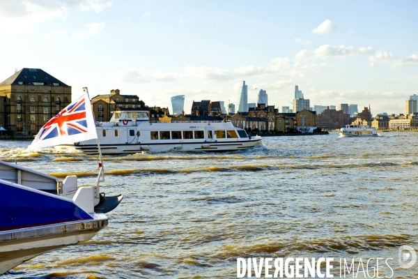 Londres.Vedettes taxi sur la Tamise au niveau de Canary Wharf dans les Docklands