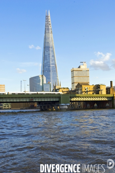 Londres.Le Shard sur la rive sud de la Tamise