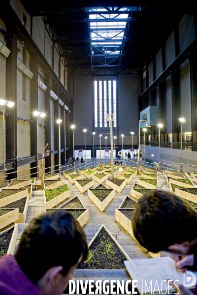 Londres.A la Tate Modern,dans le turbine hall, deux ecoliers devant l installation d Abraham Cruzvillegas: Empty Lot.