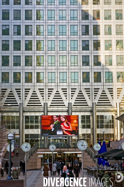 Londres.Canary wharf plaza, au pied de la tour de la banque HSBC