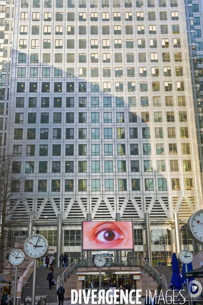 Londres.Canary wharf plaza, au pied de la tour de la banque HSBC