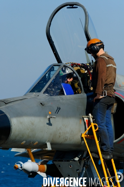 Opération CHAMMAL : Frappes aériennes contre DAECH depuis le porte-avions  Charles de Gaulle 