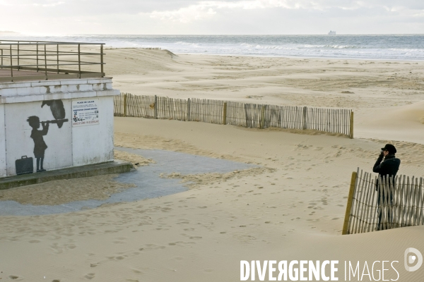 Illustration Fevrier2016.Une oeuvre de Banksy sur le front de mer a Calais
