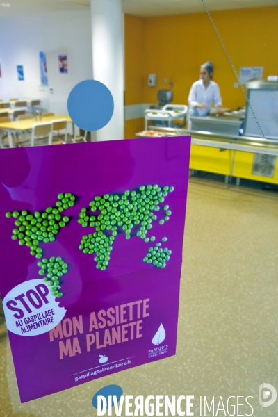 Fevrier 2016.Dans une ecole polyvalente du 13 eme, une affiche a la cantine, alerte contre le gaspillage alimentaire