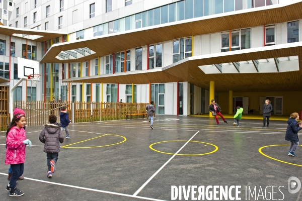 Fevrier 2016.Dans une ecole polyvalente du 13 eme, c est l heure de la recreation