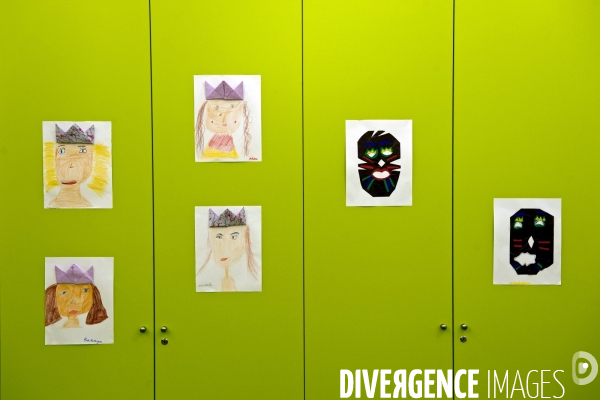 Fevrier 2016.Dans une ecole polyvalente du 13 eme dessins d  enfants de la petite section sur un placard