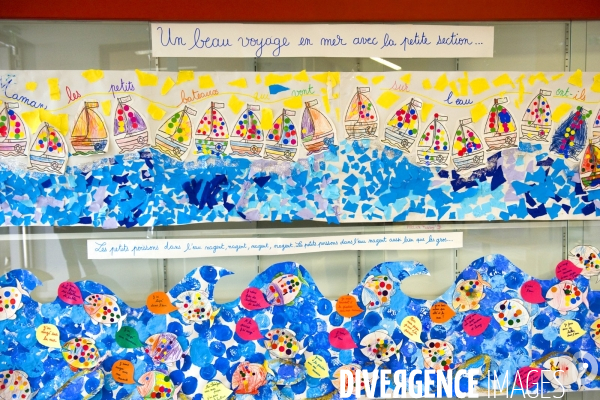 Fevrier 2016.Dans une ecole polyvalente un mur avec les dessins d un voyage des enfants de la petite section a la mer