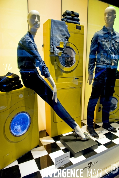 Fevrier 2016.Mannequins dans une laverie; scenographie d une boutique de mode