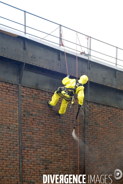 Fevrier 2016.Nettoyage au karcher d une facade par un cordiste