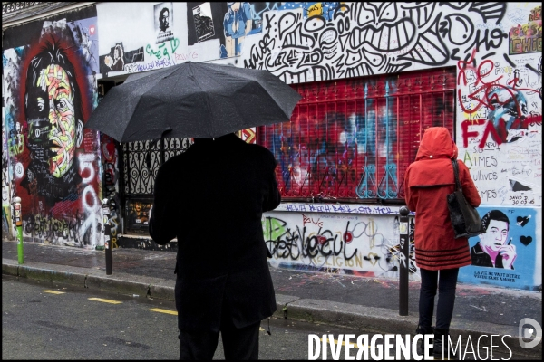 Les fans de Serge Gainsbourg en pélerinage devant sa maison de la rue de Verneuil à Paris, pour le 25ème anniversaire de sa mort.