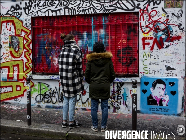 Les fans de Serge Gainsbourg en pélerinage devant sa maison de la rue de Verneuil à Paris, pour le 25ème anniversaire de sa mort.