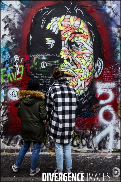 Les fans de Serge Gainsbourg en pélerinage devant sa maison de la rue de Verneuil à Paris, pour le 25ème anniversaire de sa mort.