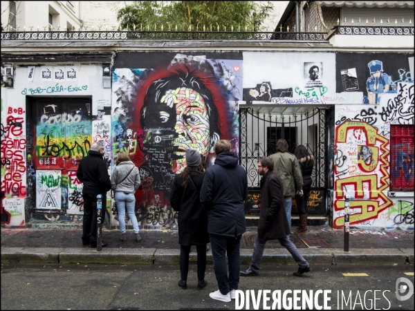 Les fans de Serge Gainsbourg en pélerinage devant sa maison de la rue de Verneuil à Paris, pour le 25ème anniversaire de sa mort.