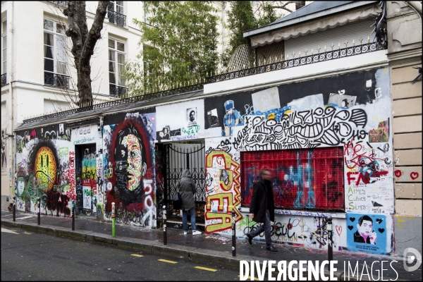 Les fans de Serge Gainsbourg en pélerinage devant sa maison de la rue de Verneuil à Paris, pour le 25ème anniversaire de sa mort.