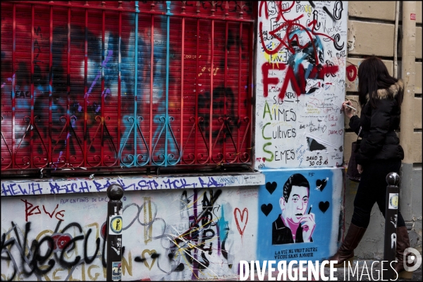 Les fans de Serge Gainsbourg en pélerinage devant sa maison de la rue de Verneuil à Paris, pour le 25ème anniversaire de sa mort.