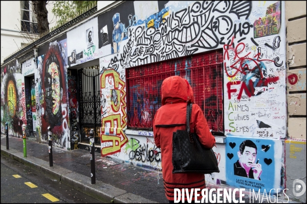 Les fans de Serge Gainsbourg en pélerinage devant sa maison de la rue de Verneuil à Paris, pour le 25ème anniversaire de sa mort.
