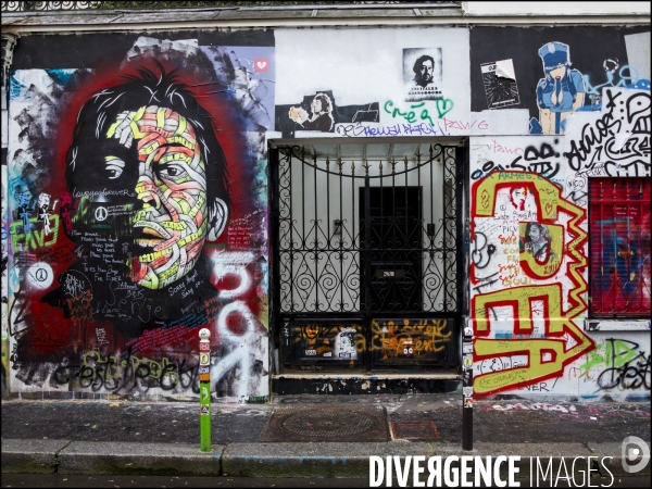 Les fans de Serge Gainsbourg en pélerinage devant sa maison de la rue de Verneuil à Paris, pour le 25ème anniversaire de sa mort.