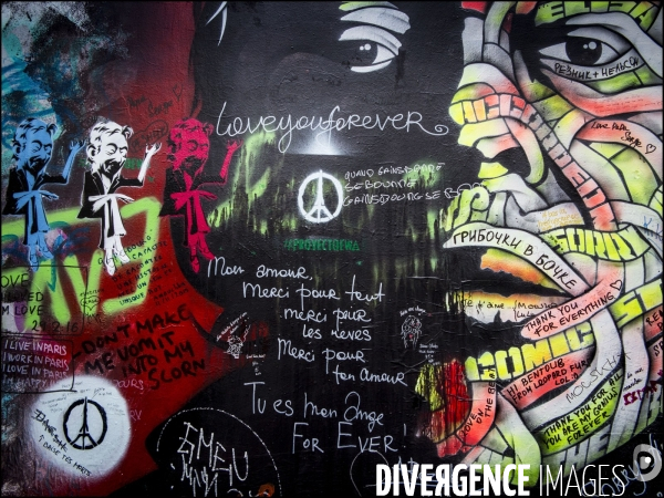 Les fans de Serge Gainsbourg en pélerinage devant sa maison de la rue de Verneuil à Paris, pour le 25ème anniversaire de sa mort.