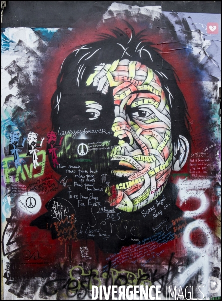 Les fans de Serge Gainsbourg en pélerinage devant sa maison de la rue de Verneuil à Paris, pour le 25ème anniversaire de sa mort.