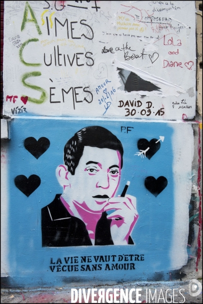 Les fans de Serge Gainsbourg en pélerinage devant sa maison de la rue de Verneuil à Paris, pour le 25ème anniversaire de sa mort.