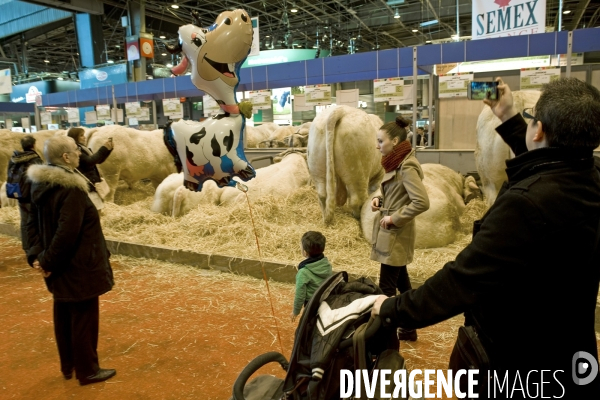 Salon de l agriculture 2016.Une famille en visite au pavillon des eleveurs