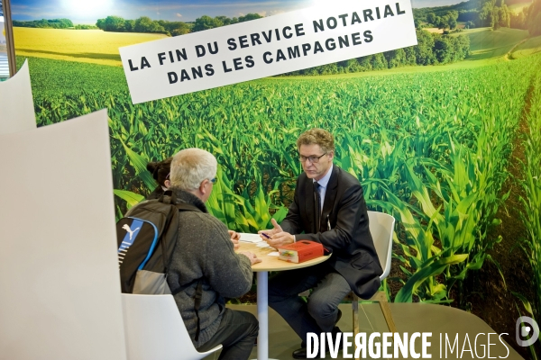 Salon de l agriculture 2016.Notaires de France.Protestation contre la loi Macron de réforme des professions réglementées qui baisse les tarifs des actes