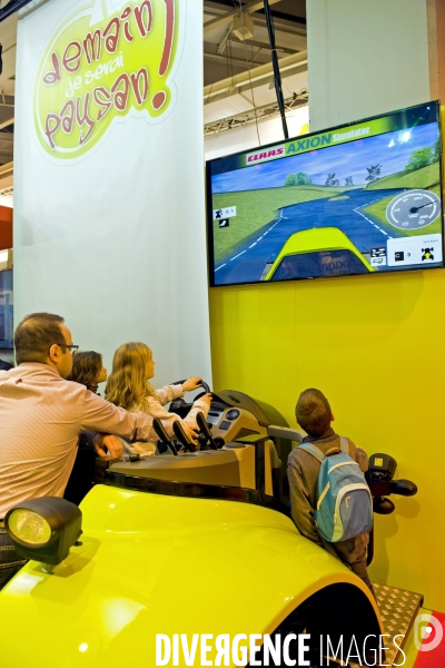 Salon de l agriculture 2016.Une enfant a bord du simulateur de conduite d un tracteur