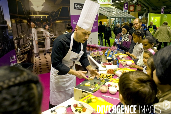 Salon de l agriculture 2016.Un chef  prepare des mises en bouche avec des Parmentine,une variete de pommes de terre