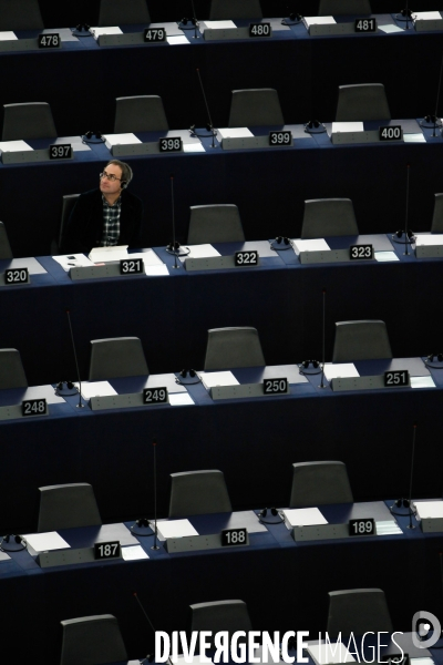 L hémicycle désertique du parlement européen