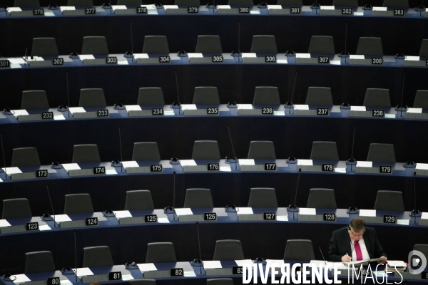 L hémicycle désertique du parlement européen