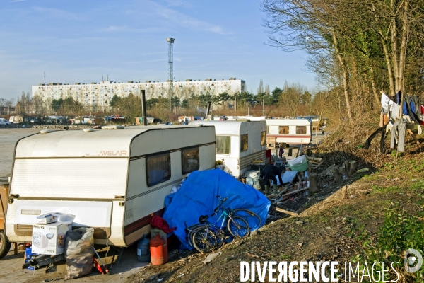 Lille.Sur un terrain a Lille-sud, des caravanes servent de logements aux personnes ne pouvant payer un loyer.