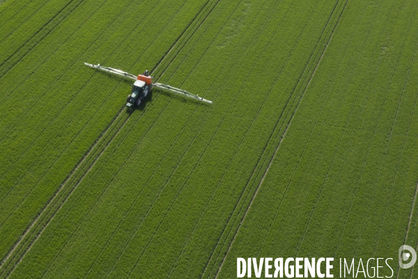 Vue aérienne d épandage de pesticides