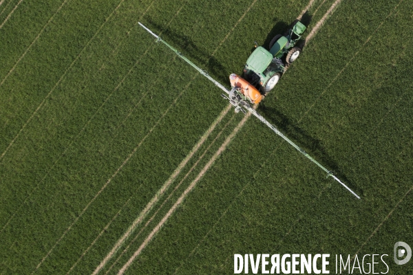 Vue aérienne d épandage de pesticides